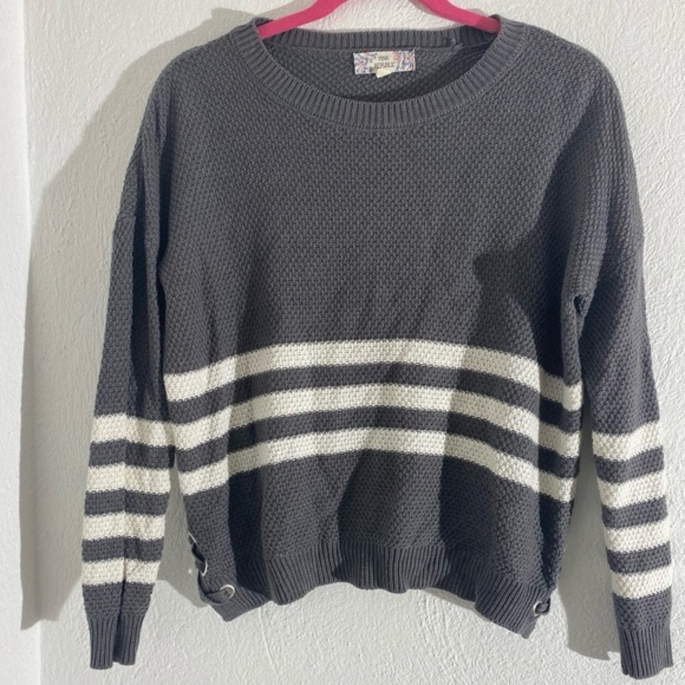 💚  3/$15 NWT Pink Republic Gray and White Striped Sweater Size Small